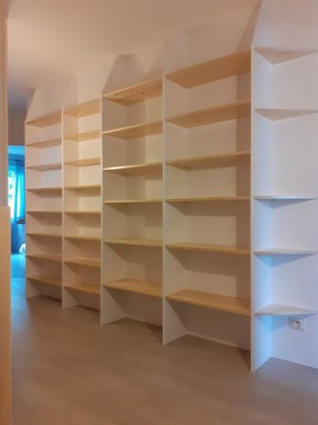  Fabrication et installation d'une bibliothèque en mélaminé blanc et étagères en trois plis épicéa vernis à Bron
