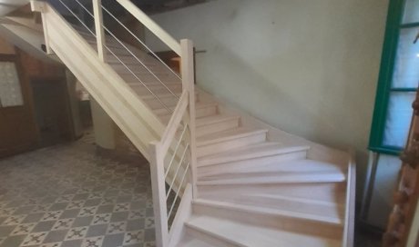 Création d'un escalier deux quarts tournants a gauche sur mesure en frêne à Virieu.
