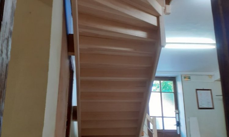 Création d'un escalier deux quarts tournants a gauche sur mesure en frêne à Virieu 