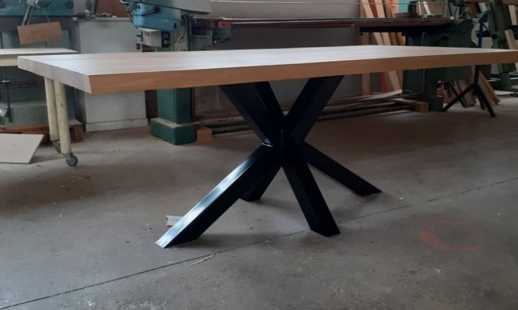 Création d'une grande table sur mesure en bois et métal à Saint Priest